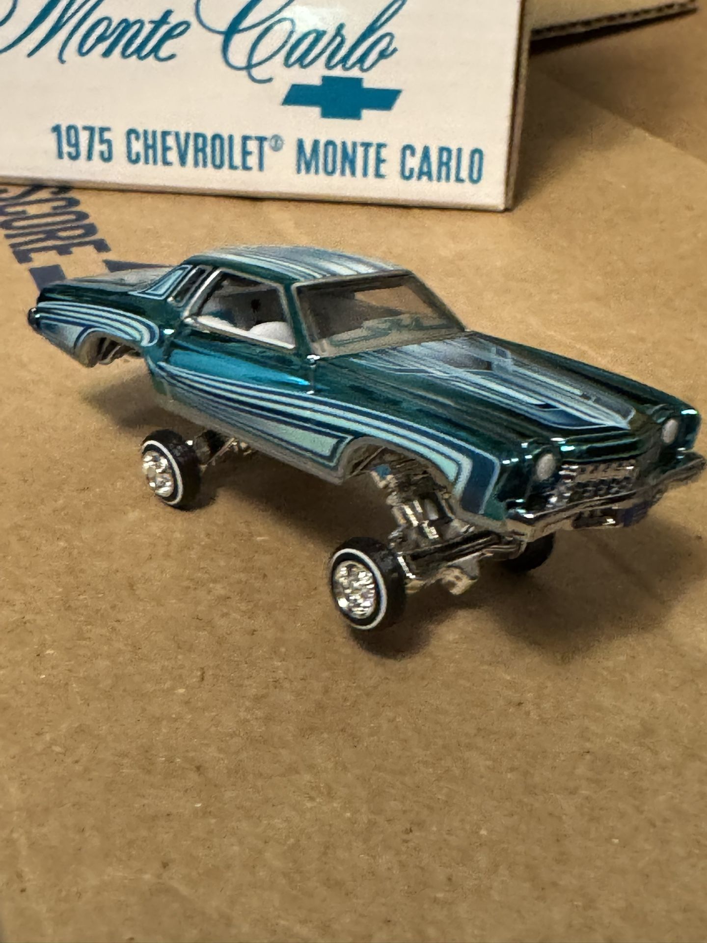 Red Line Club Hotwheelz Low Rider 1975 Monte Carlo With Movable Hydros