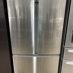 New Scratch And Dent Insignia Refrigerator 36” W Counter Depth 