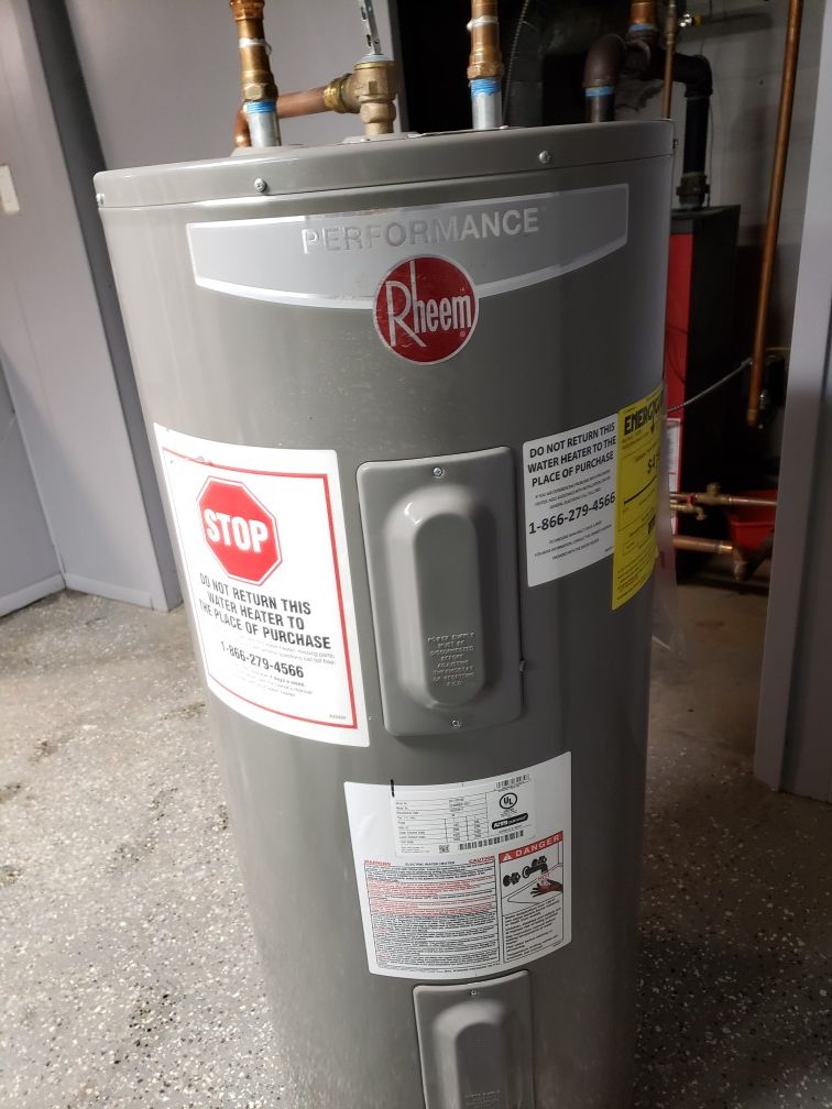 RHEEM ---Electric water heater ready to work Like New