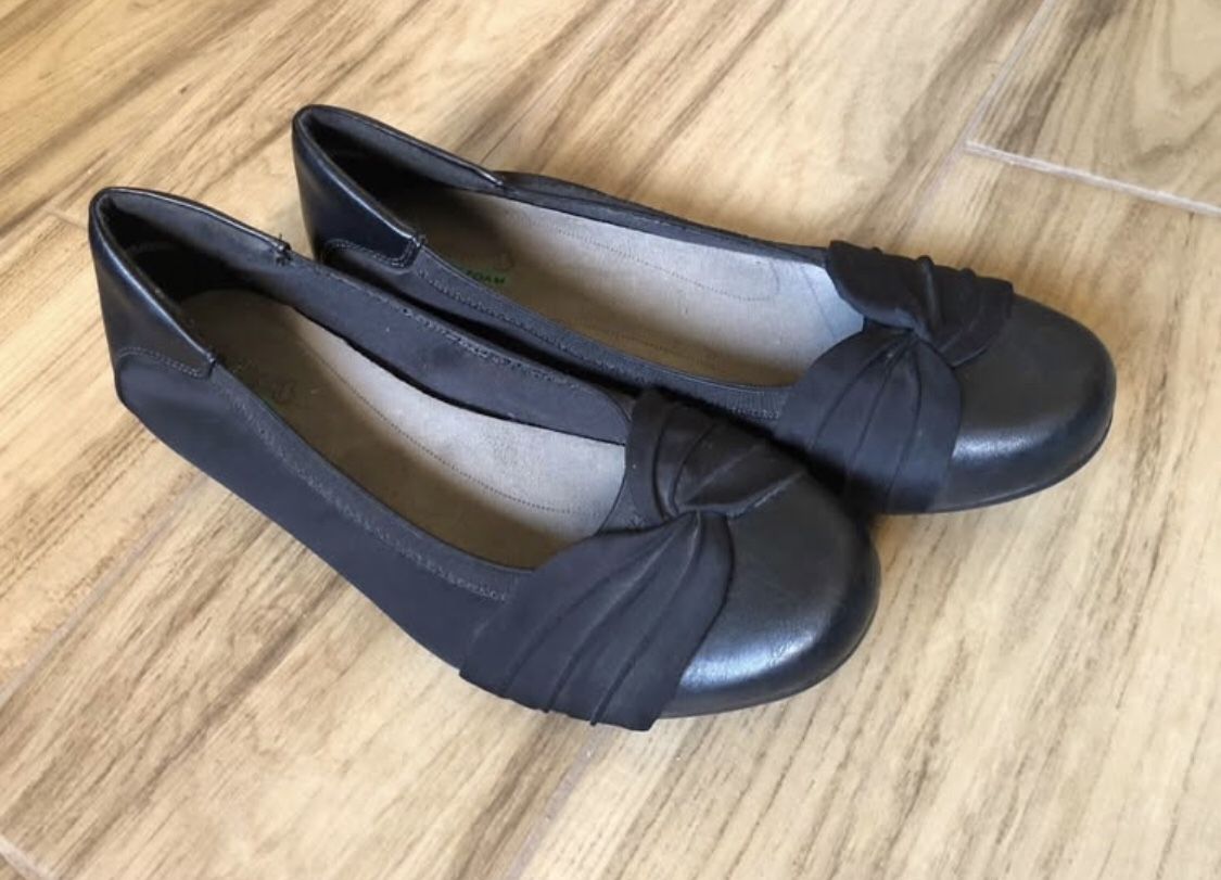 Women’s Black Flats, size 11M, Baretraps memory foam