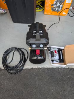 Husky 4 Gal 175 PSI Air Compressor Combo Kit – New