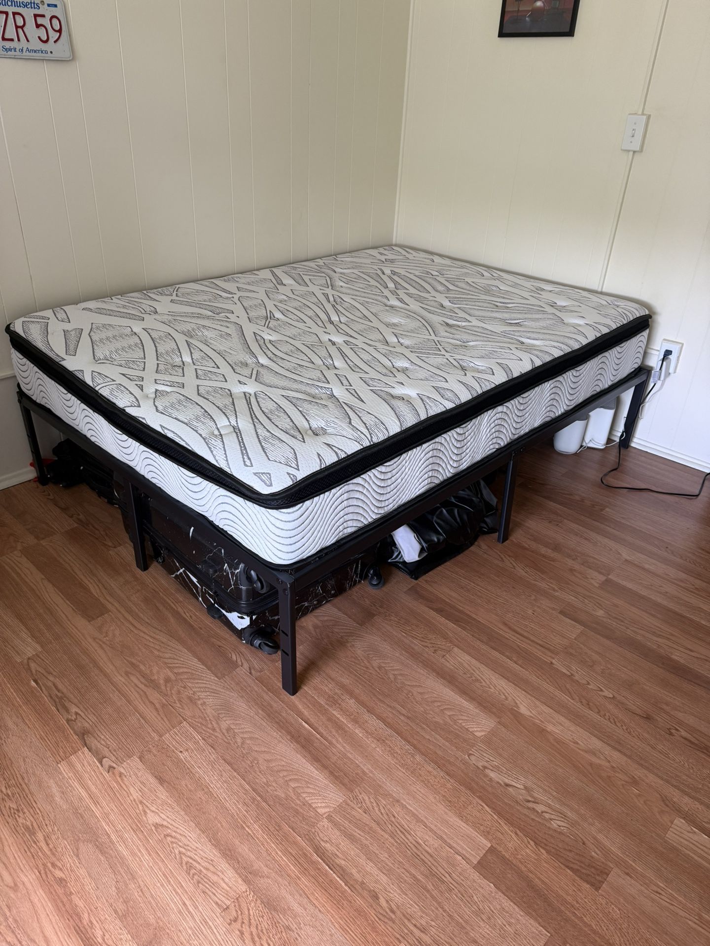 Full size Bed/Bed Frame