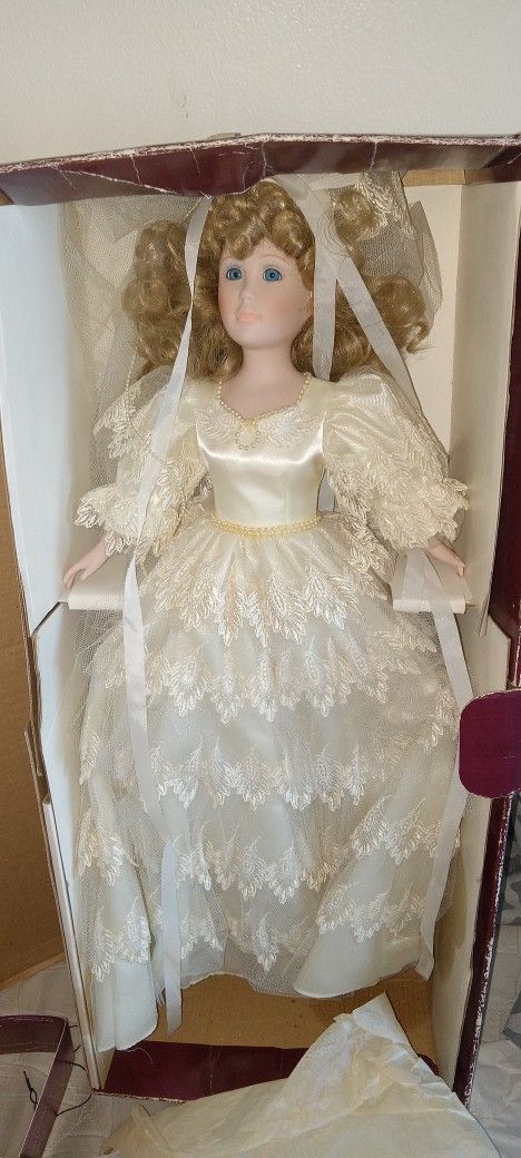 Avia Porcelain Doll Cristina Wedding Model