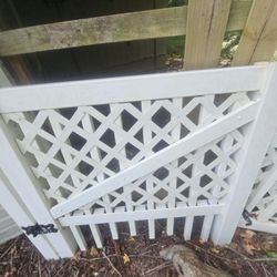 White VINYL FENCE  60 FEET Long 