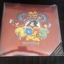 DISNEYLAND  2005 - WHERE THE PARTY NEVER ENDS ! 12 x 14 INCH BRAND NEW SEALED SCRAPBOOK! 