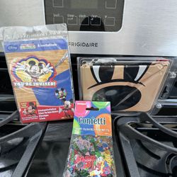 Mickey Balloons And Invitations With confetti