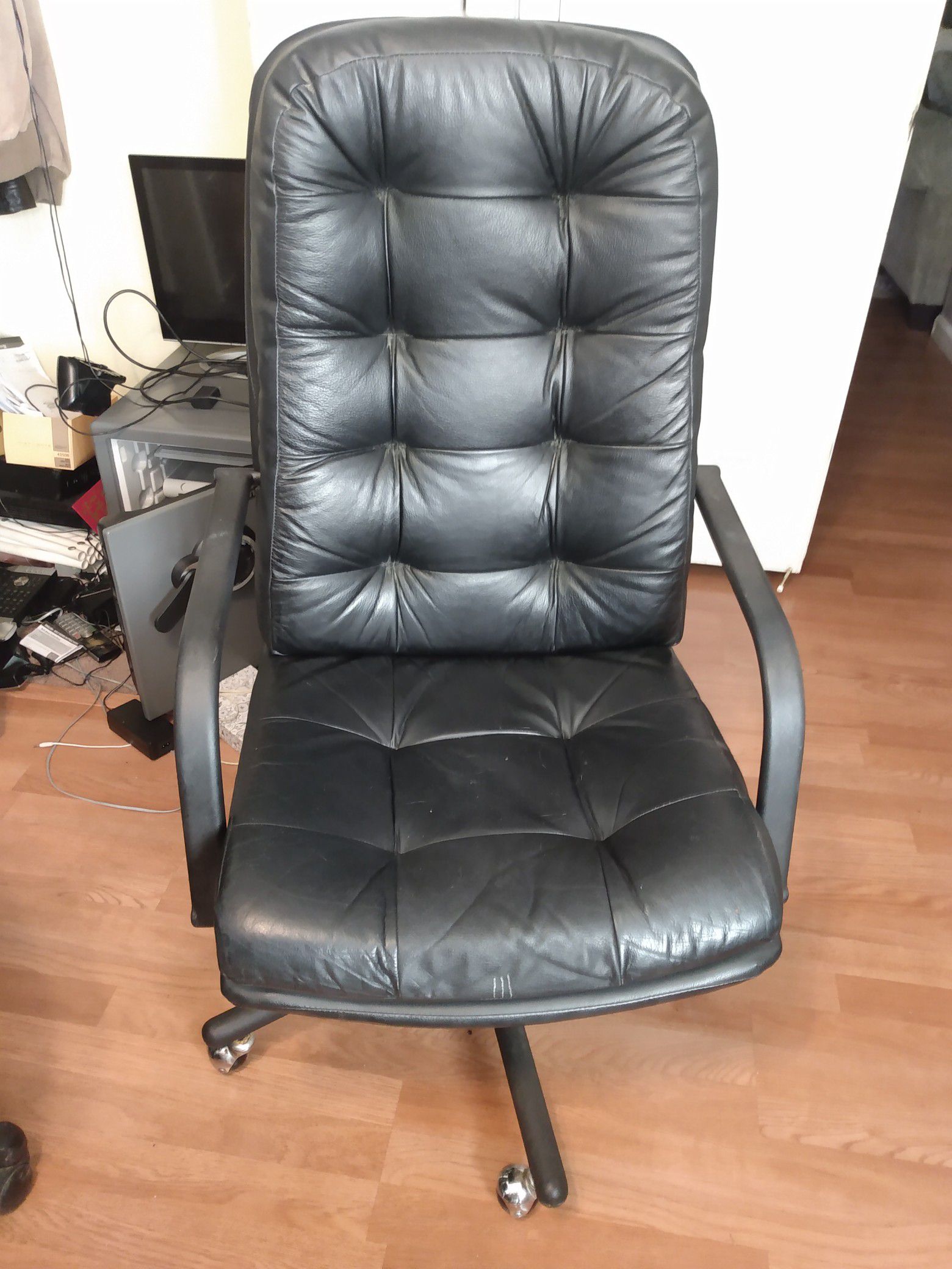 Leather office chair 45 no rips no tears