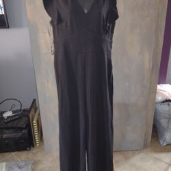 DKNY Black V-Neck Jumpsuit size 10
Elegant DKNY black jumpsuit is size 10
