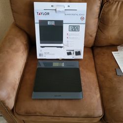 TAYLOR GLASS DIGITAL SCALE  11.8' X 11.8' 