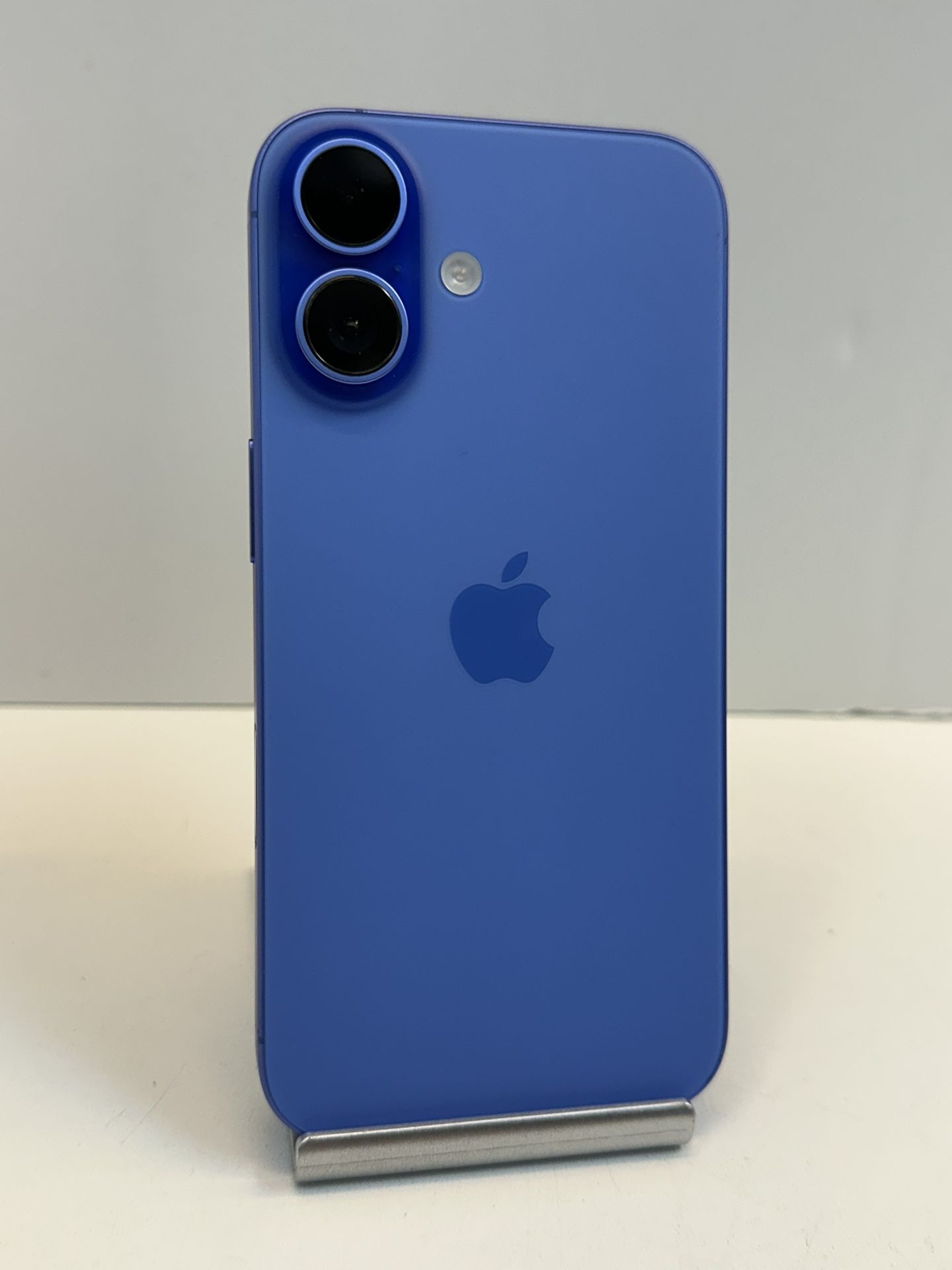 Apple iPhone 16 256gb. ( Fully Unlocked Device )