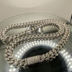 22 Inch White Gold Plated 925 Silver Cuban Link Chain with 9 Carat Weight and Bold 8mm Width