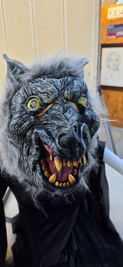 Wolf mask w claws