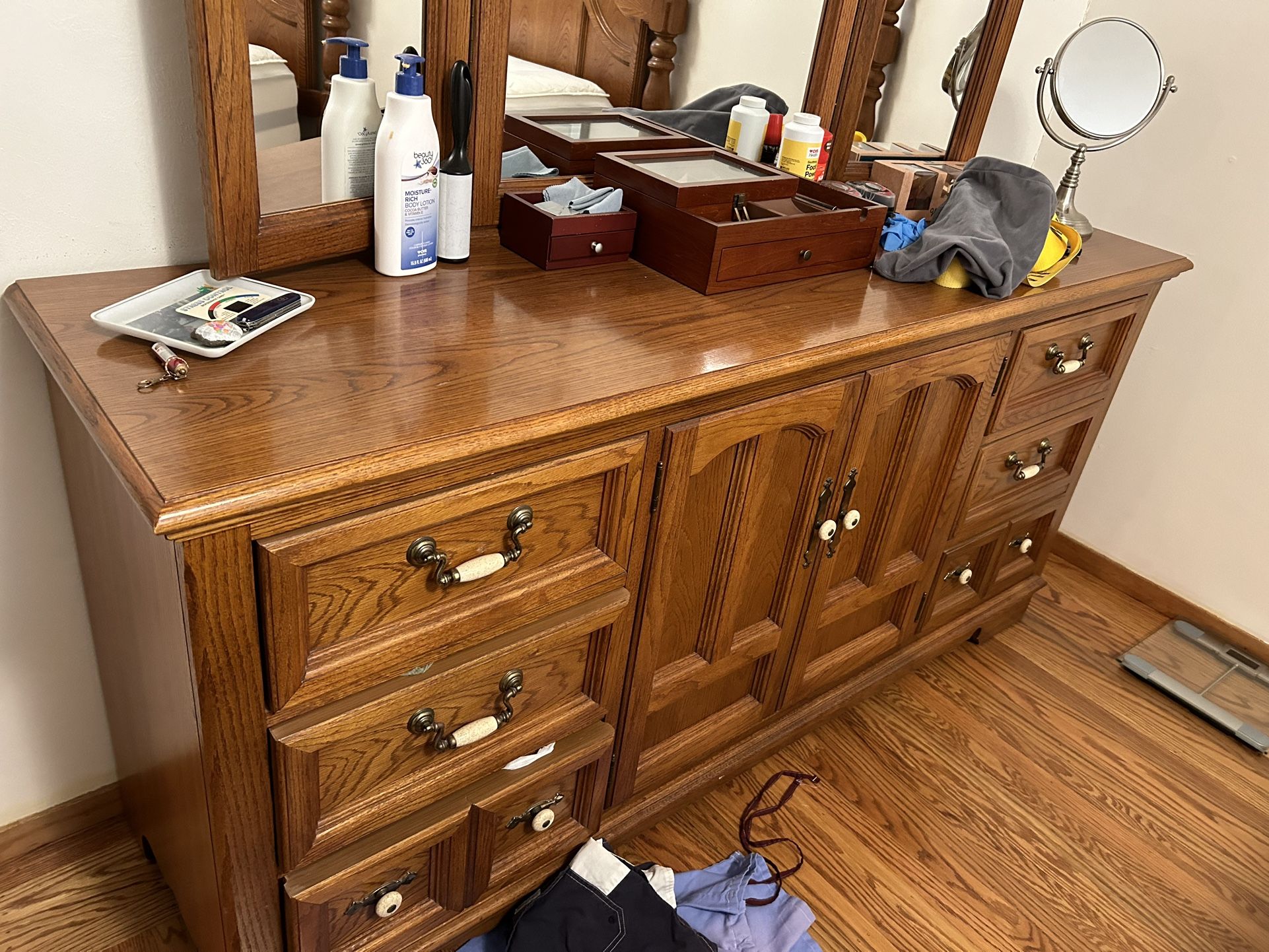 Bedroom Set Dresser / Chest Of Drawers / Nightstand