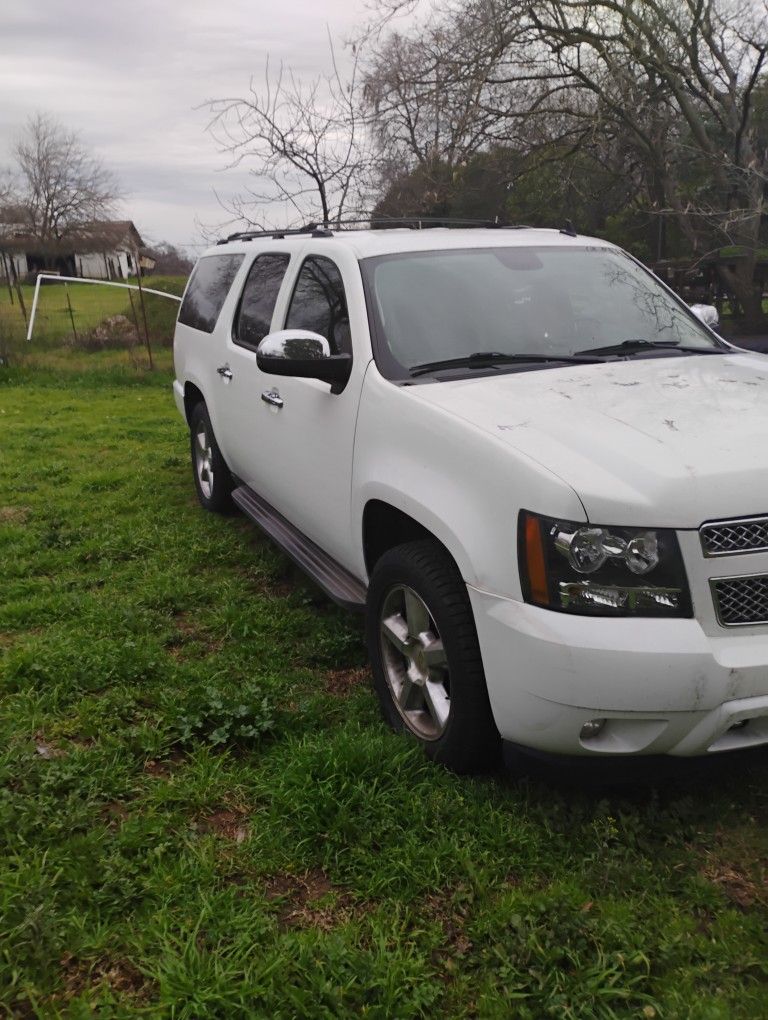 Chevy Suburban 2013 Clean Title
