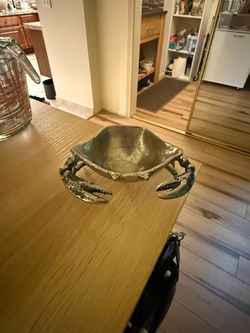 Metal crab ashtray