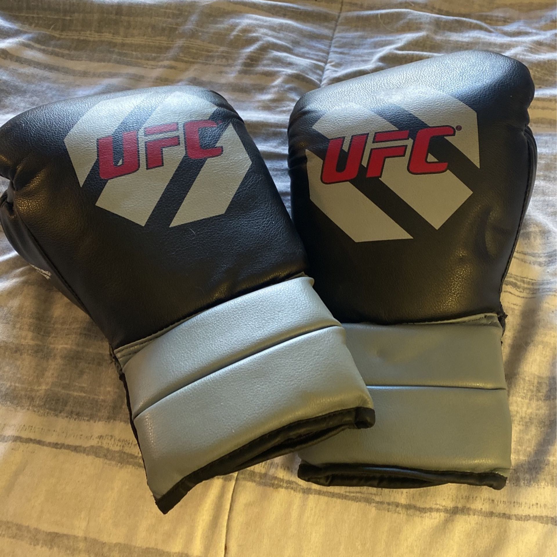 UFC Gloves 14 Oz New Condition 