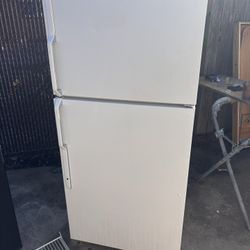 GE 18.2 Cu Ft Refrigerator Fridge 
