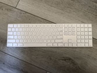 Apple Magic Keyboard with Numeric Keypad (No Touch ID)