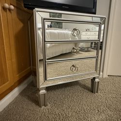 Silver/Mirrored End Table/Night Stand 