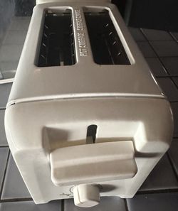 ALL WHITE LIKE NEW TWO SLICE TOASTER 