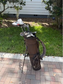 Mens Ping zing golf club set.  Complete right handed set with golf bag
