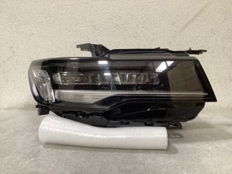 ESCALADE RIGHT HEADLIGHT 2022