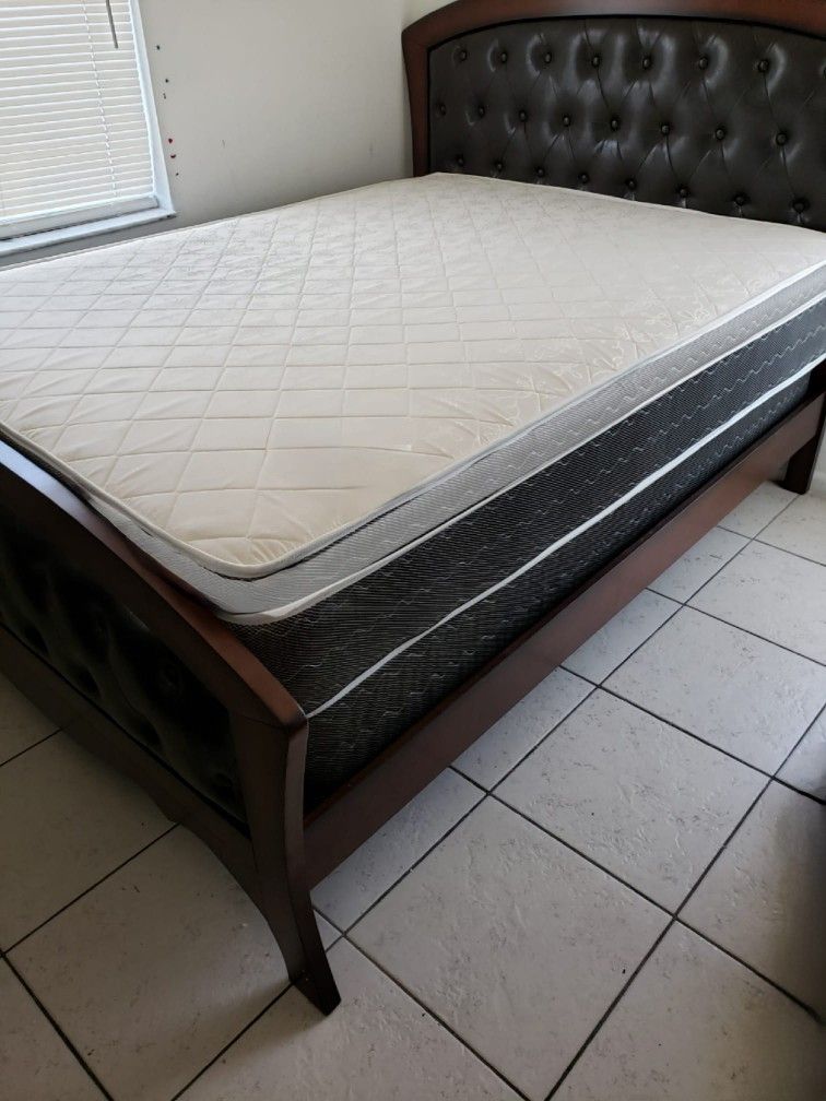 NEW QUEEN PILLOW TOP MATTRESS. Bed frame is not available. Take it home same day 👍