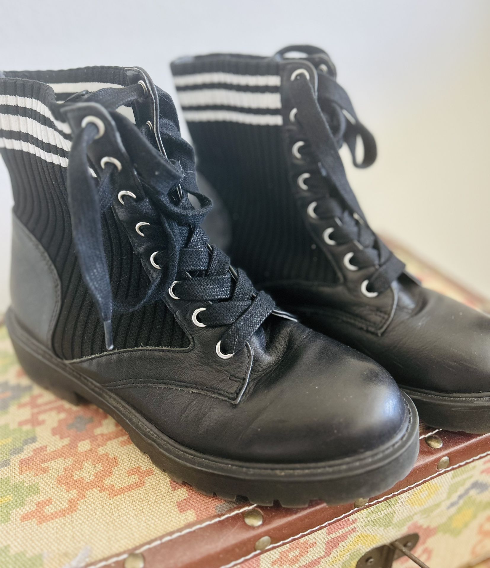 Súper Cool Steve Madden Striped Ankle Black Combat Holden Lace Boots 7