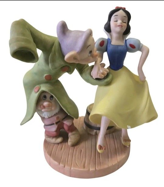 Disney Magic Memories Snow White And Seven Dwarfs Dancing Partners Figurine