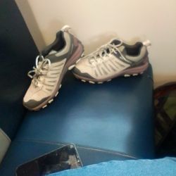 Woman's 9.5 MERRELLS Like New