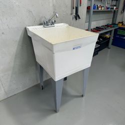 Utilatub Utility Laundry Tub Garage Work Shop Sink with Faucet! Good condition! 24x20x34in