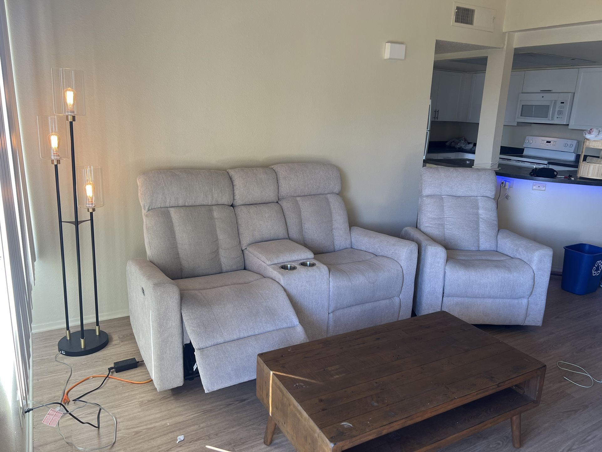  Pick Up Today!!!! Electric Recliner Set + Coffee Table + Designer Lamp – 300  (Full Living Room Bundle!) 💥