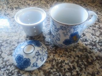 Tea cup with lid and insert
