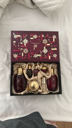 Brand new never opened The History of Whoo gift set