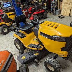 Cub Cadet Xt1 Lt 46 lawn tractor. only 141 hours free local delivery