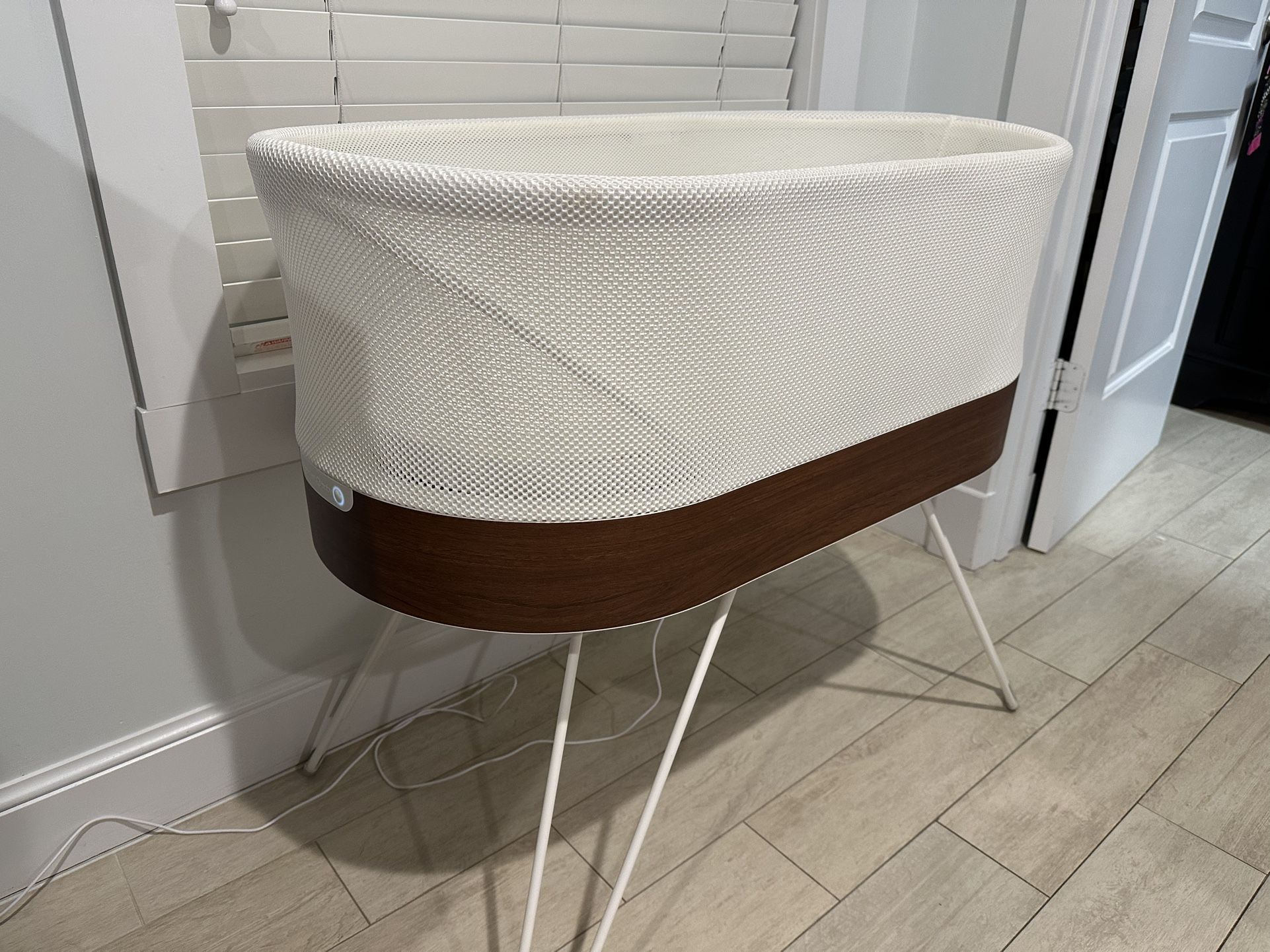 SNOO Smart Sleeper Bassinet – Excellent Condition + Extras
