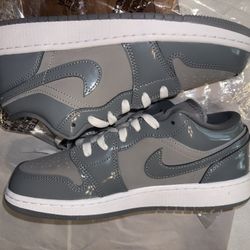  Jordan 1 LOW SE Medium Cooke Grey Gs (new)