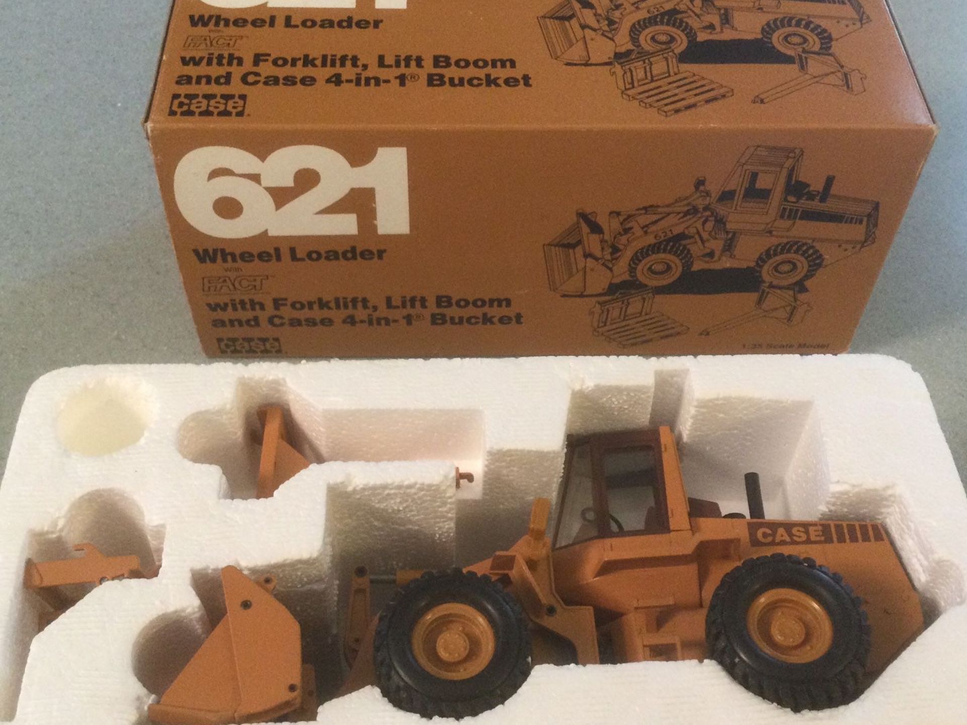 Case 621 Loader 1:35 Scale Model