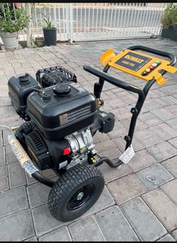 4400 PSI 4.0 GPM Gas Pressure Washer with 420cc Engine, Triplex Pump, Commercial Cold Water Power Washer