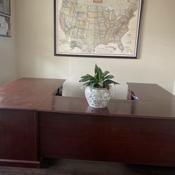 U-Shaped Executive Desk – Excellent Condition