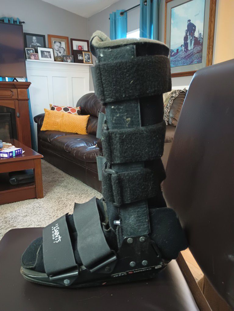 Breg Orthopedic Walking Boot Size Medium