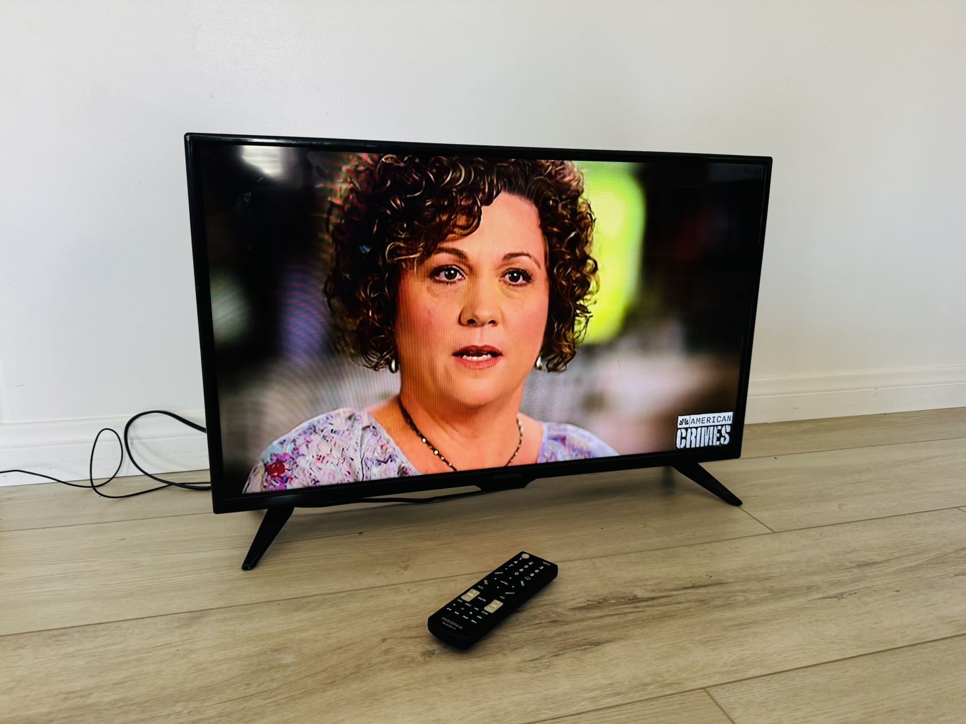 Insignia 32 inch LED tv with remote