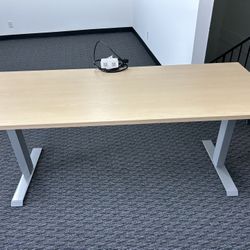 Adjustable table 