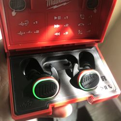 Milwaukee Earbuds 