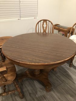 Beautiful Solid Oak Dining Room Set!
