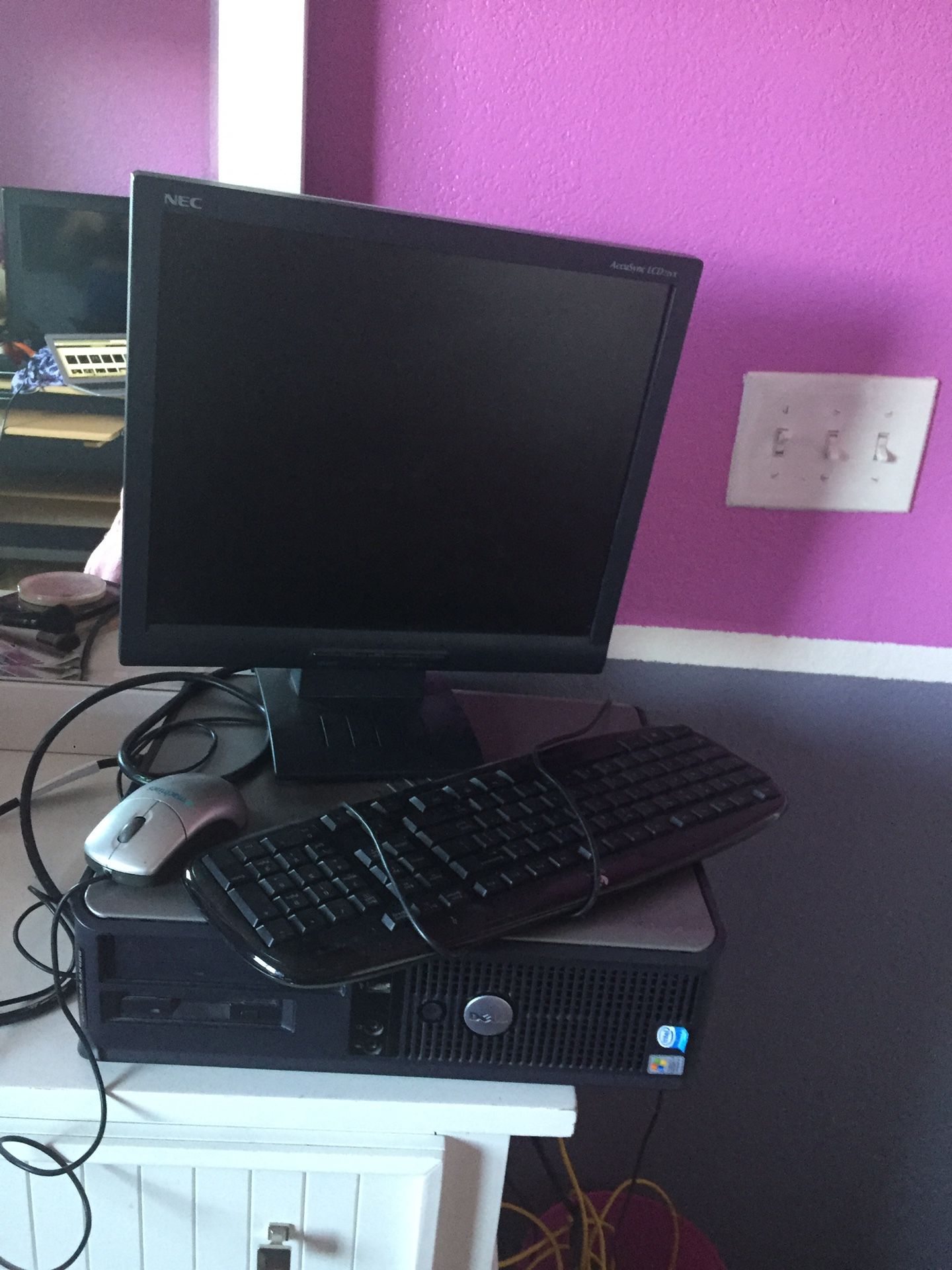 Computadora de meza con todo y el monitor y tablero for Sale in Las ...