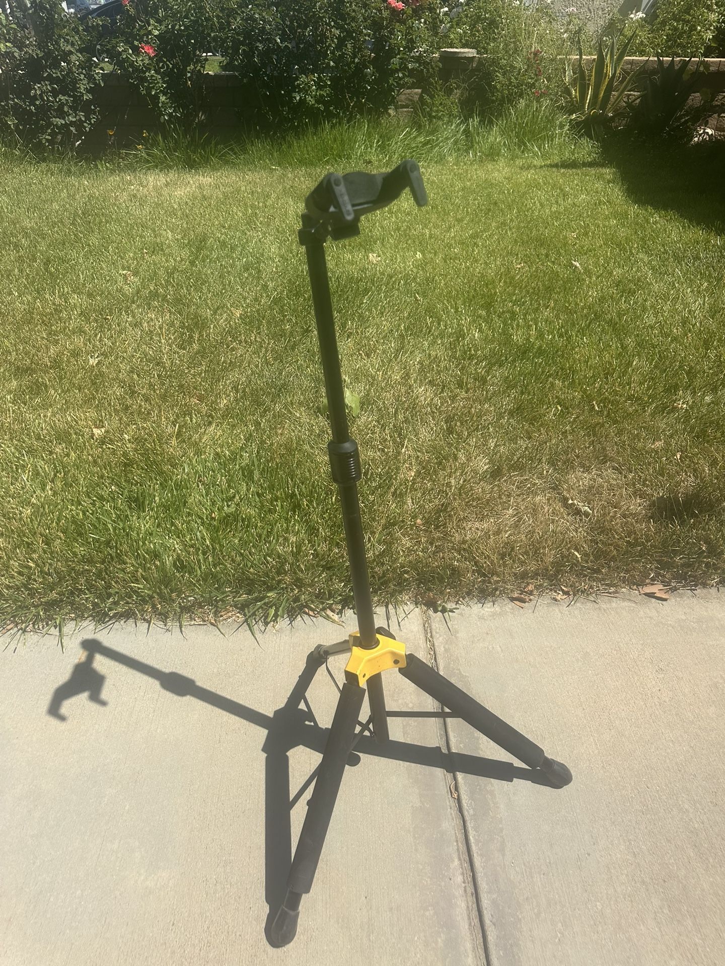 HERCULES Single Folding Guitar Stand