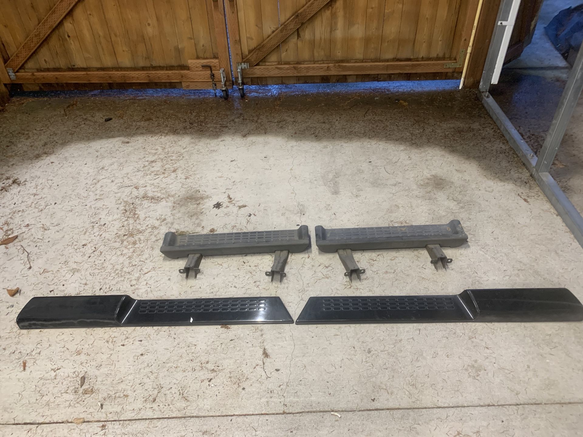 2001 Jeep Wrangler Sahara Sides original side steps and body molding claddings.