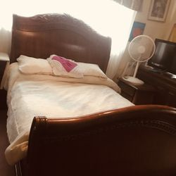 🌺🌺BEAUTIFUL QUEEN SIZE BEDROOM SET: BED FRAME, DRESSER, MIRROR, MATRESS, BOXSPRING-SOLID WOOD 🌺🌺