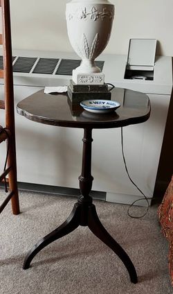 Vintage Mahogany Duncan Phyfe Style Pedestal Table